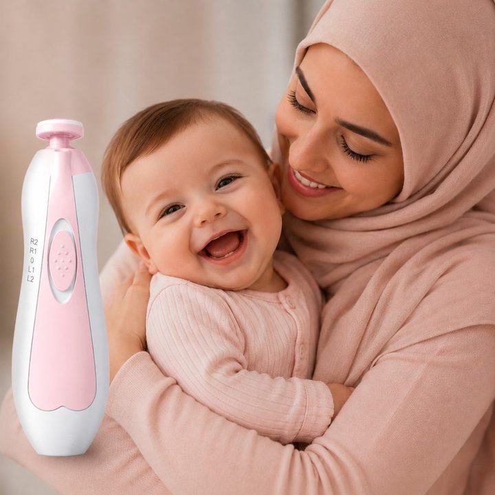 أم سعودية مع طفلها — مبرد أظافر الأطفال